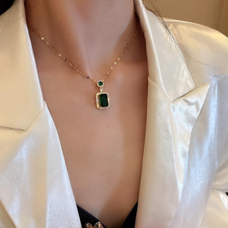 Product Introduction of Internet Celebrity Emerald Necklace Women's Light Luxury Niche Earrings Elegant High Sense Clavicle Chain Fashion All-Match Pendant Accessories 5