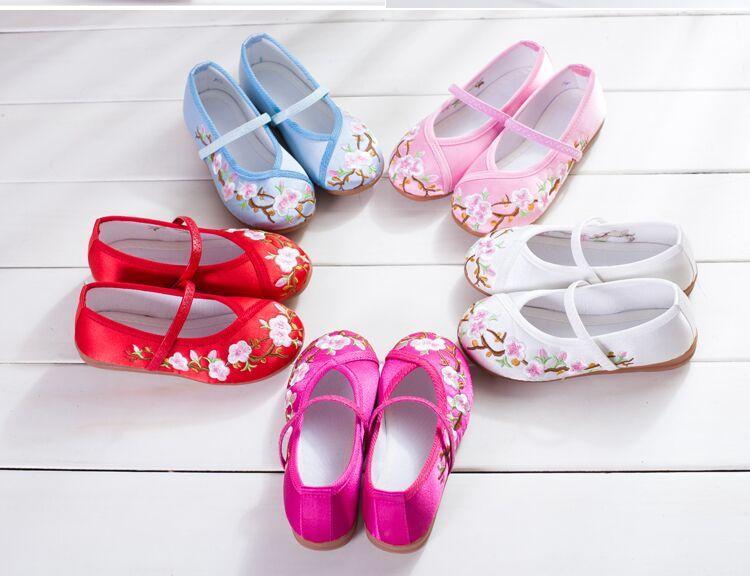 Product Introduction of 2025 Children's Embroidered Shoes Hanfu Shoes Women's Traditional Cloth Shoes New Girls' Performance Dance Shoes Chinese Style 20