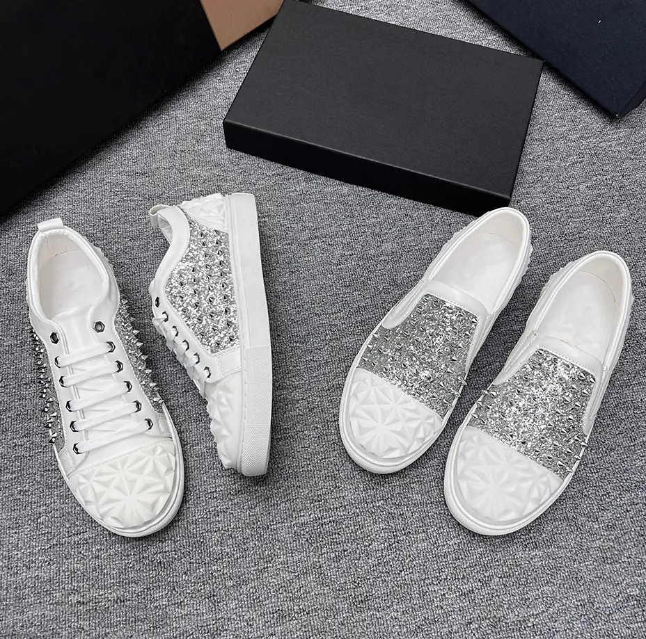 Giày Slipon PL Trắng Họa Tiết Kim Tuyến Lấp Lánh Và Đinh Gắn Thân Giày