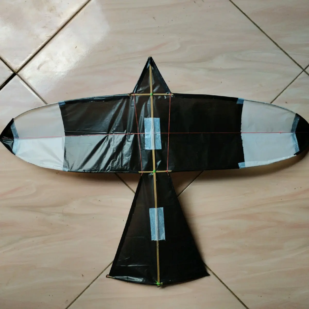 Layangan Gapangan Mini Bambu Tradisional 68cm x 42cm - Mainkan di Luar Ruangan - Benang SEO