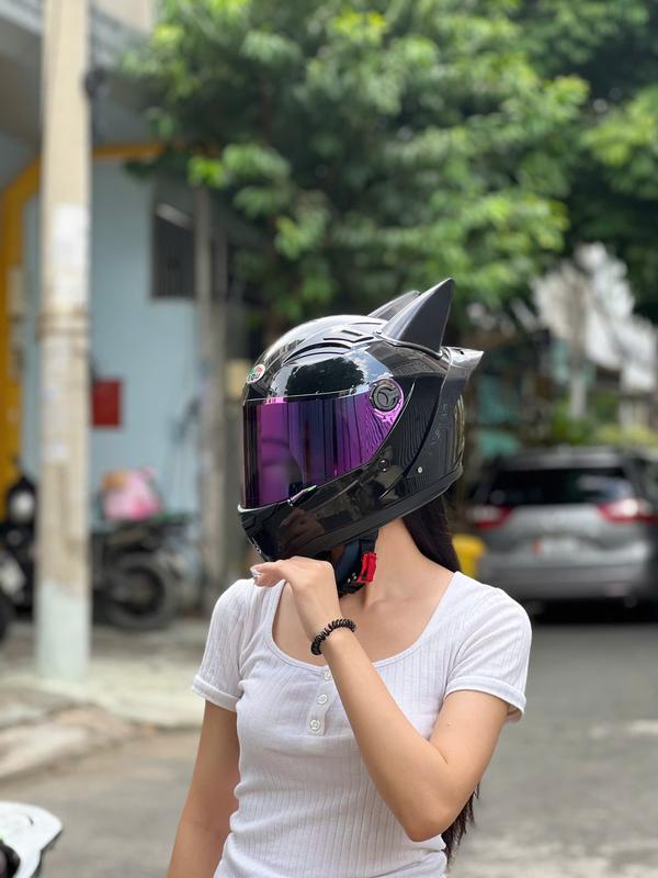 Nón bảo hiểm Fullface AGU màu đen bóng gắn tai đuôi gió mẫu mới 2026 Helmet