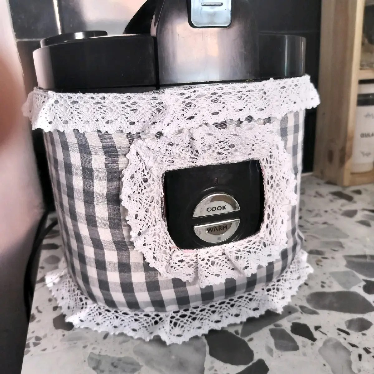sarung pelindung Magicom renda motif kotak kecil