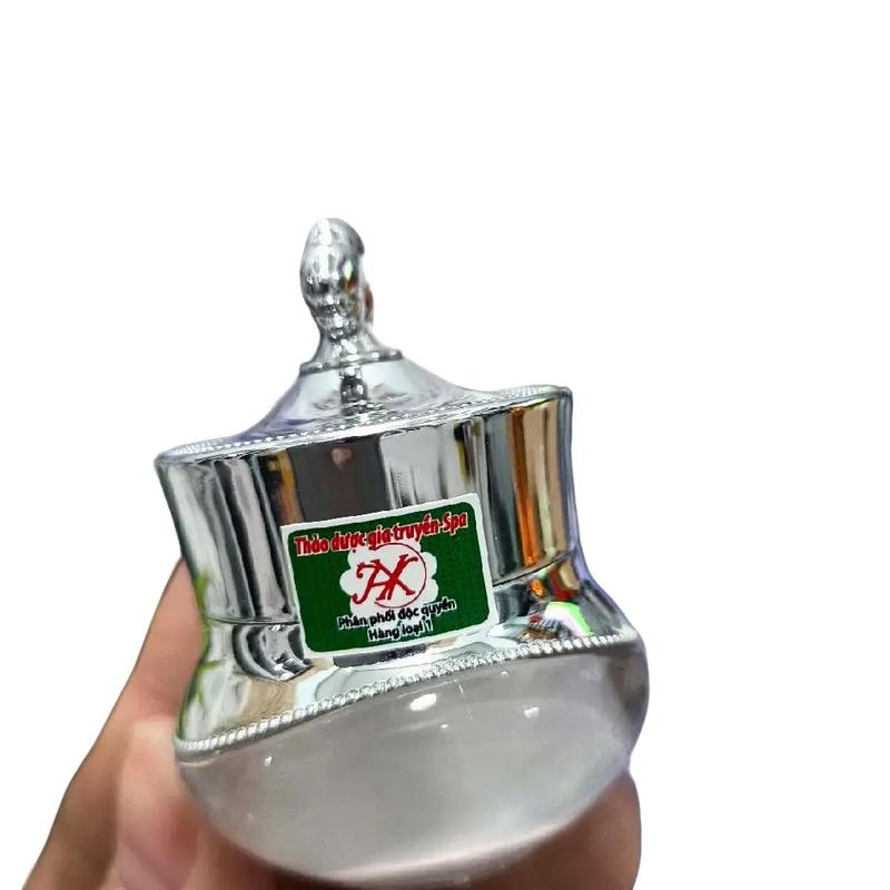 1 hủ kem dưỡng màu trắng ( không kèm nước tái tạo) trị mụn thâm nám tàn nhang