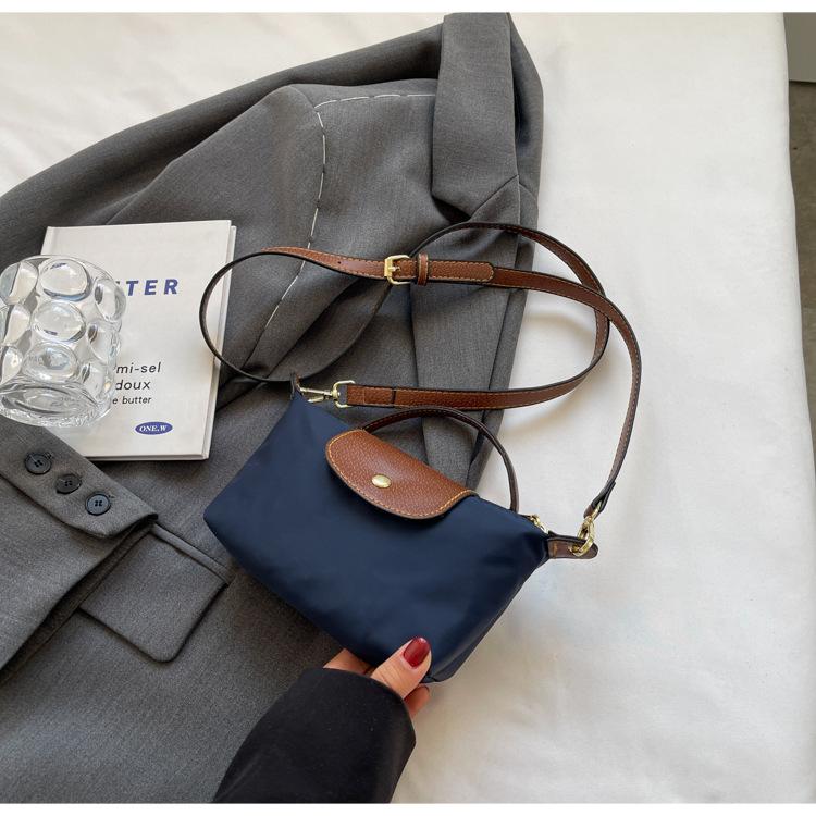 Product Introduction of Retro Explosions Handbag Shoulder Crossbody Bag Carrying High-grade Nylon Jiaozi Bag. 14