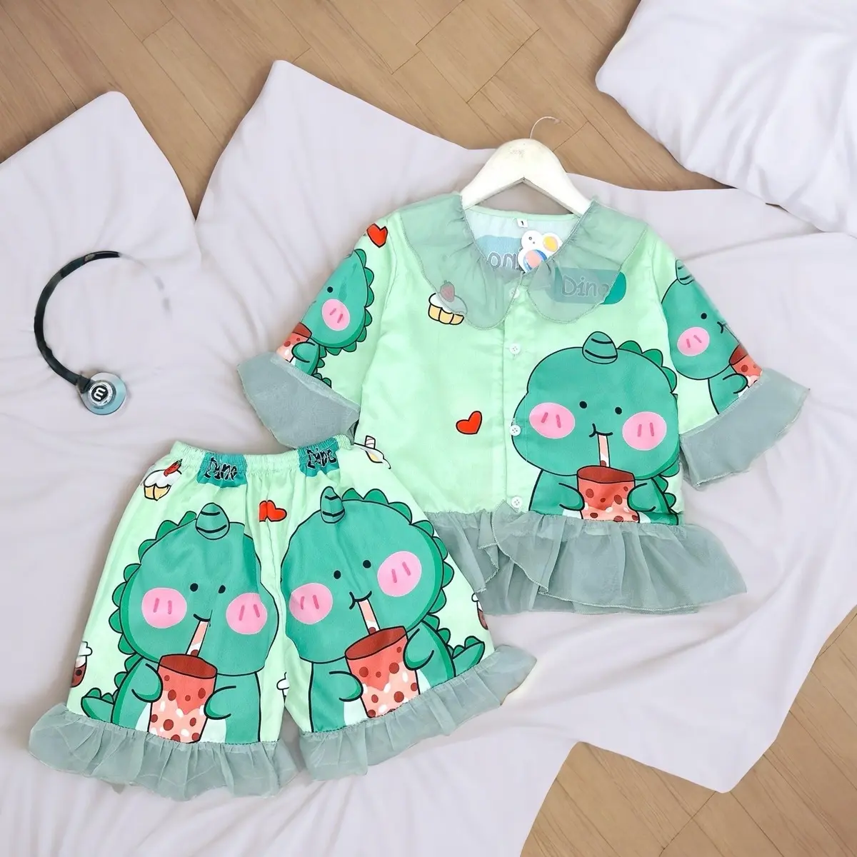 Set lụa viền bèo in hình khủng long 5D siêu đáng yêu cho mẹ và bé từ 20-52kg mặc nhà hay đi chơi