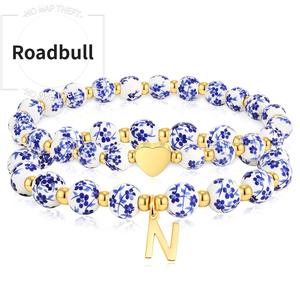 ROADBULL新しいしいセラミックビーズブレスレットセット,伸縮性のある紐で手作りりりされた英語のテキストペンダント,ゴールドのハートタイプアルファベットセラミックビーズブレスレットROADBULL