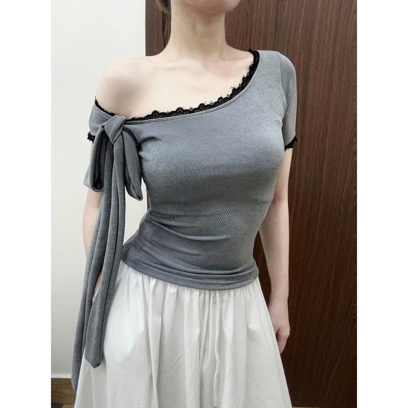 BARE_Áo Thun Nữ Lệch Vai Tay Ngắn Phối Ren Kèm Dây Cột Nơ, Áo Thun Nữ Tay Ngắn Phối Ren Buộc Nơ_A451 Women Top Nhung Kem Voi Sơ Mi 7