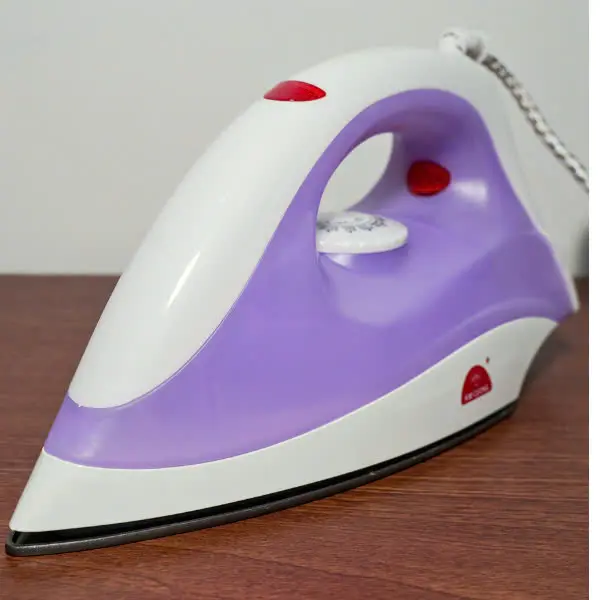 Bàn Ủi Khô Kim Cương KC-T607, Công Suất 1200W, Bàn Là Tiện Dụng và Bền Bỉ 0