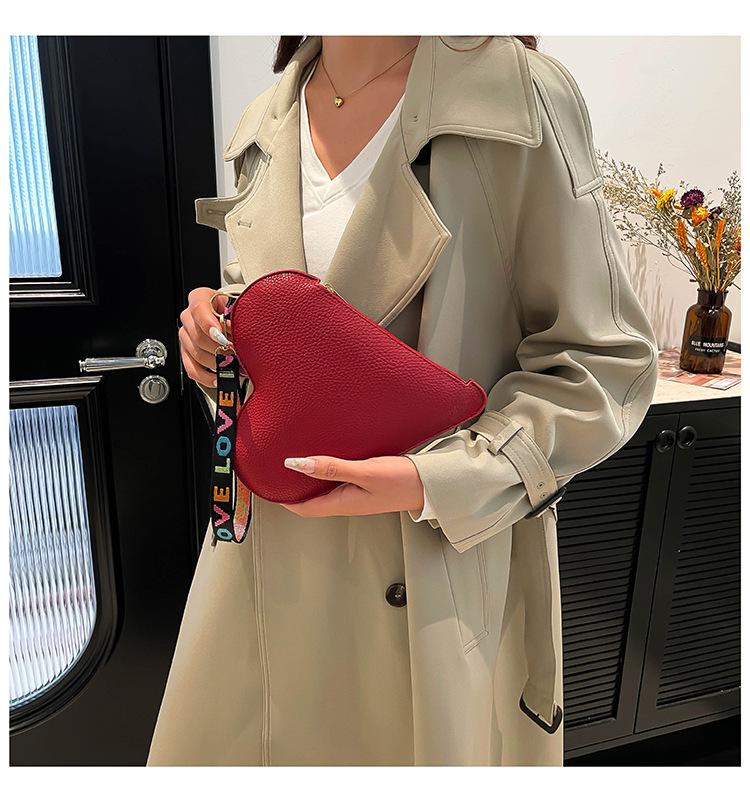 Product Introduction of Special-Interest Design Love 2024 Winter New Good-looking This Year's Popular Coin Purse Clutch Korean Women Bag Tide 12