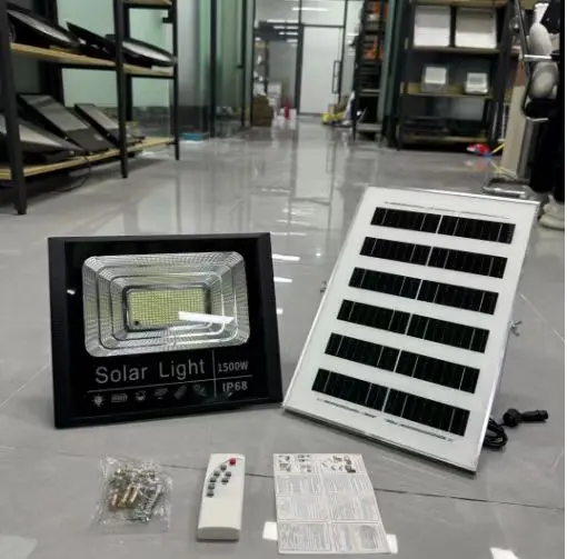 ฟลัดไลท์พลังงานแสงอาทิตย์ 1500W กันน้ำ IP67 - ไฟ LED รุ่นใหม่ปี 2024 พร้อมเซนเซอร์ - รับประกัน 24 เดือน ระยะเวลาส่องสว่าง 8-12 ชั่วโมง