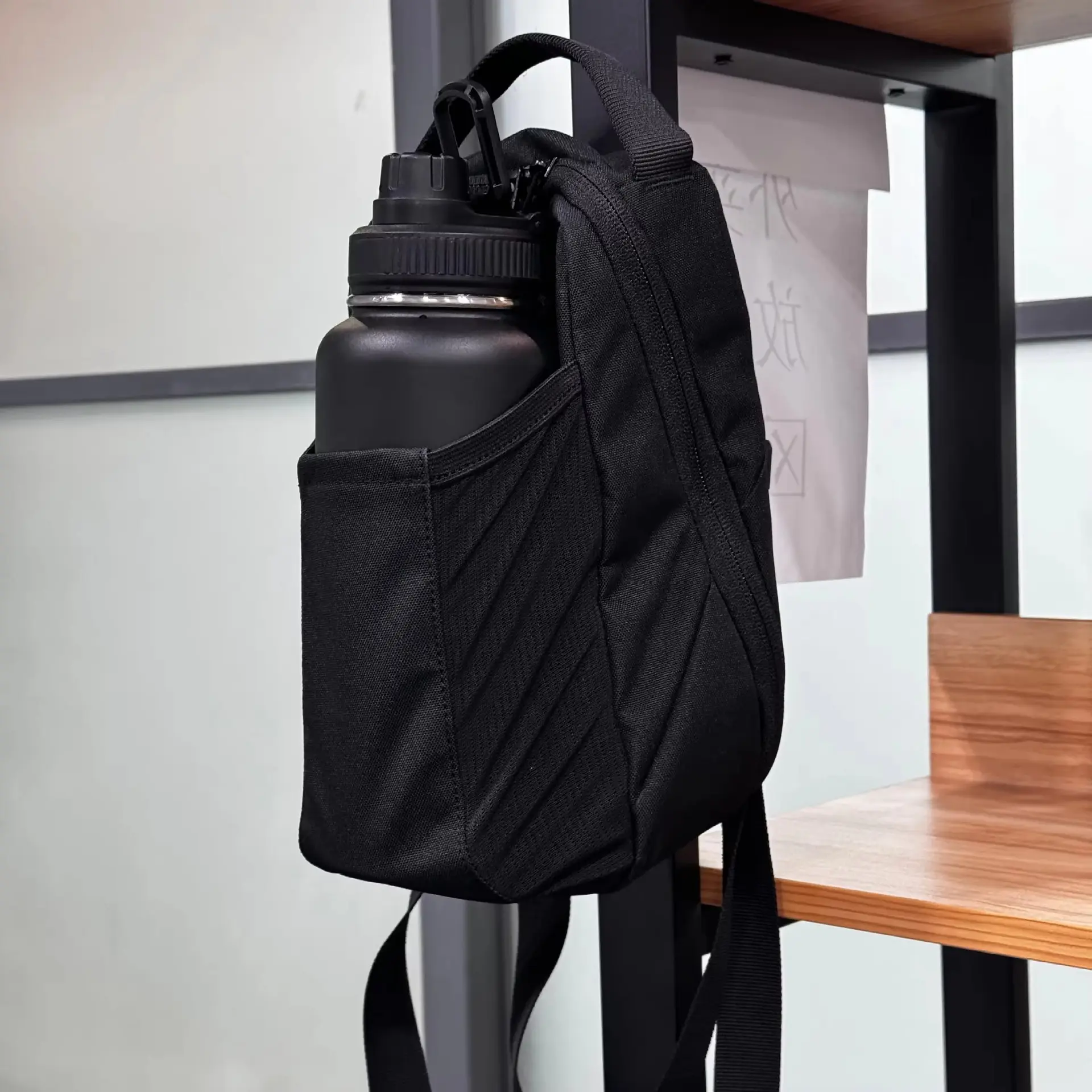 New Fitness Magnetic Backpack One Shoulder Crossbody Chest Bag Fashion Large Capacity Commuter Magnetic Kettle Bag Factory Customization