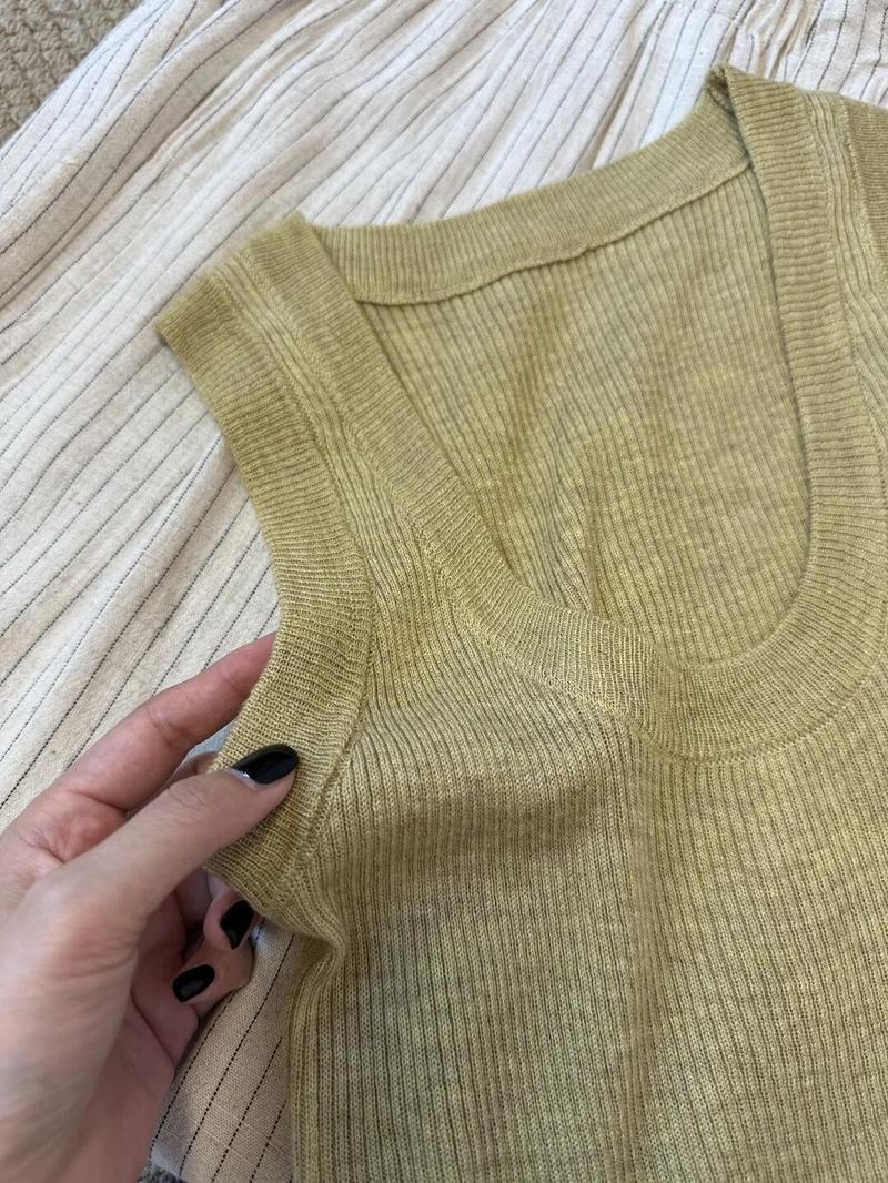 Product Introduction of Áo Vest Dệt Kim Cổ Chữ U Mỏng Bằng Lụa Lạnh Màu Vàng Nhạt, Trắng Và Phong Cách Phương Tây, Dành Cho Nữ, Thích Hợp Mặc Mùa Hè Năm 2024, Có Thể Mặc Kèm Áo Yếm Hàng Mới Về Top Kem Women 7