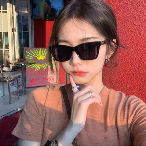 แว่นกันแดดสำหรับผู้หญิง พร้อมป้องกันแสงแดดและป้องกันรังสียูวี กรอบเหลี่ยมและกลม เหมาะสำหรับหน้าเหลี่ยมและกลม เอฟเฟกต์กระชับสัดส่วน เหมาะสำหรับสตรีทช็อตและเทรนด์การท่องเที่ยว