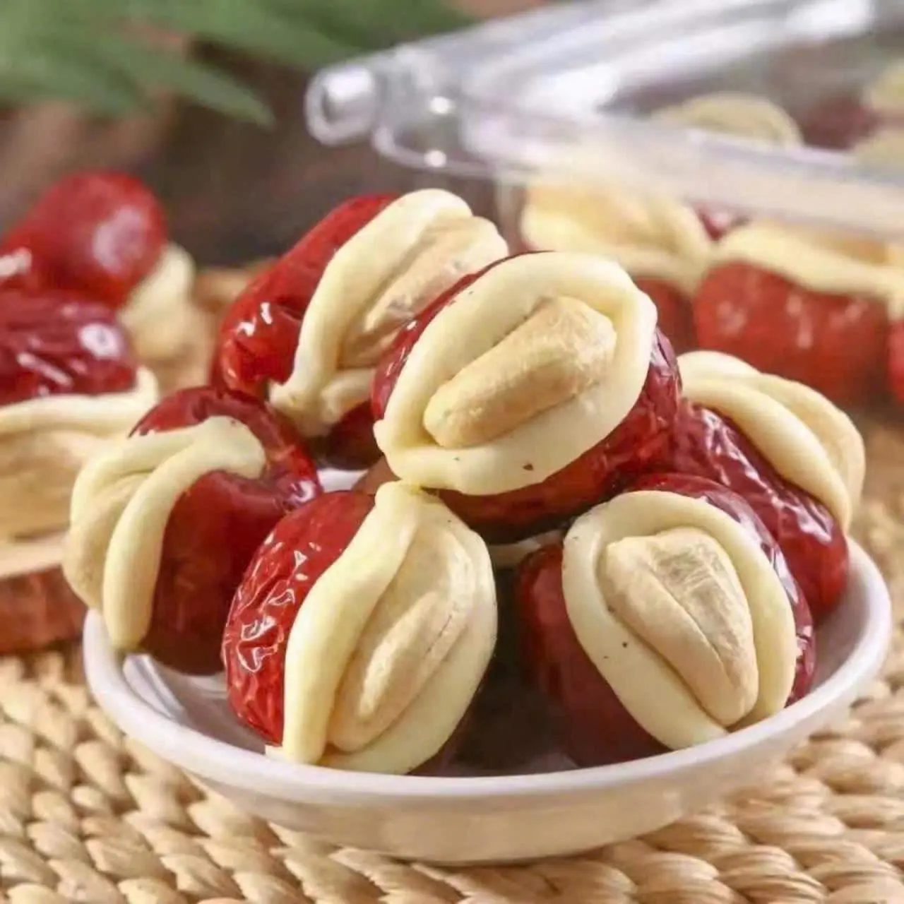 Táo đỏ kẹo sữa lạc đà nhân hạt điều