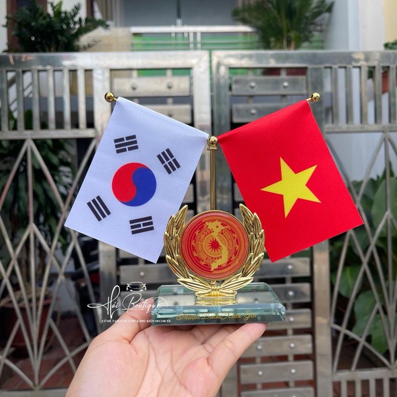 CỜ ĐỂ TAPLO XE OTO KÈM TINH DẦU NƯỚC HOA VIỆT - HÀN