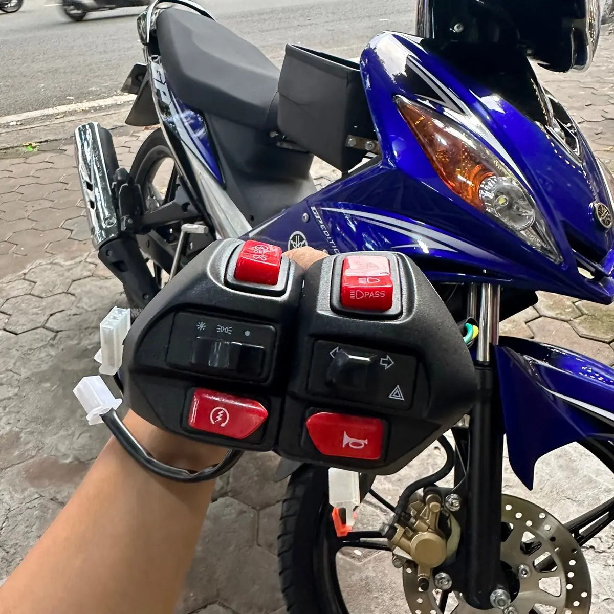Cặp Cùm Nvx Nút Kèn Đỏ Cho Ex Nhỏ Phụ Tùng - Phụ kiện xe máy chất lượng hàng đầu