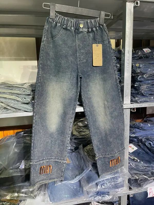 A31- quần jean dang xuông thêu hinh chu gập  gấu cho bé gái có size từ 20-60kg dài quần 70-94cm 1