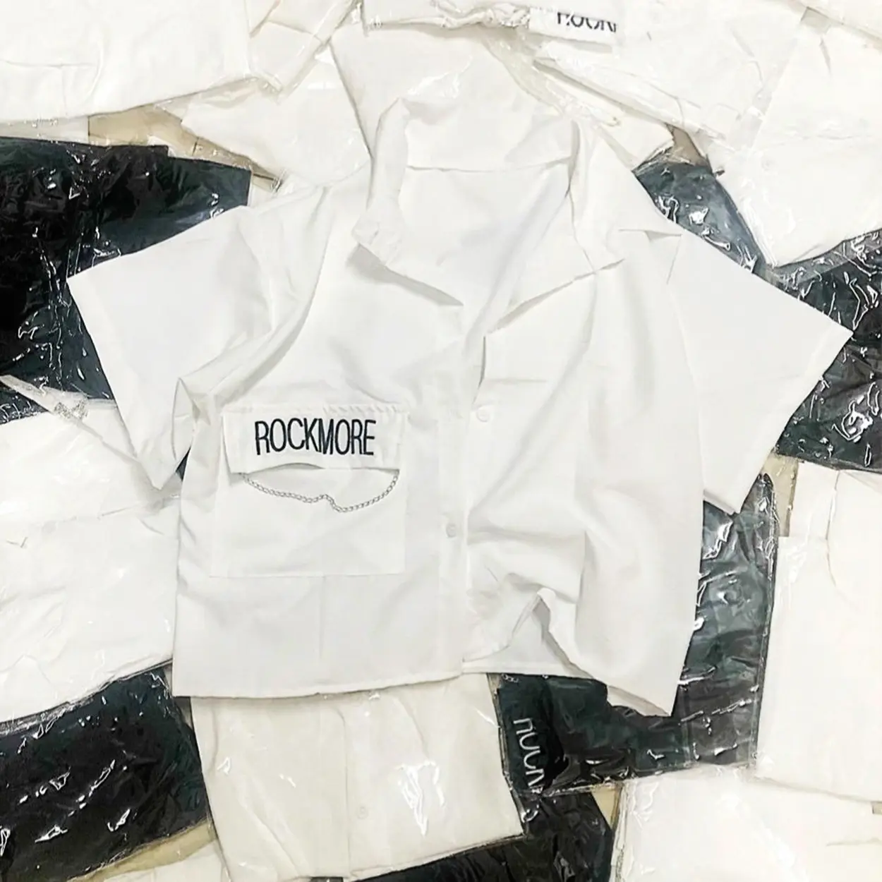Áo kiểu sơ mi croptop kèm dây xích túi thiêu chữ Nữ Kem Women Màu Trắng Nhung Shirt Cổ Tròn