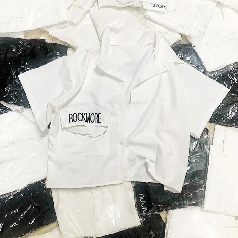 Áo kiểu sơ mi croptop kèm dây xích túi thiêu chữ Nữ Kem Women Màu Trắng Nhung Shirt Cổ Tròn