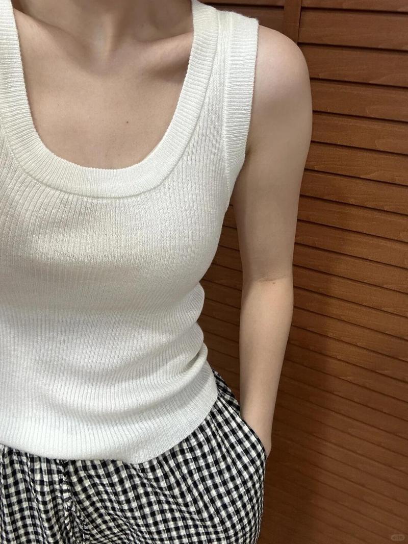 Product Introduction of Áo Vest Dệt Kim Cổ Chữ U Mỏng Bằng Lụa Lạnh Màu Vàng Nhạt, Trắng Và Phong Cách Phương Tây, Dành Cho Nữ, Thích Hợp Mặc Mùa Hè Năm 2024, Có Thể Mặc Kèm Áo Yếm Hàng Mới Về Top Kem Women 9