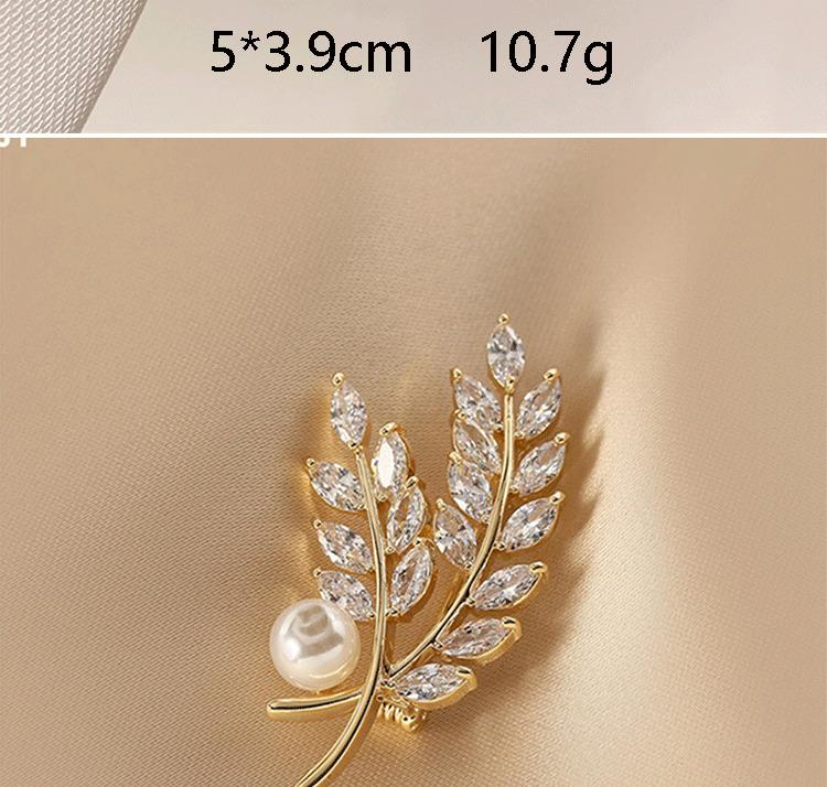 Product Introduction of Flower pearl studded diamond brooch anti glare buckle brooch chest flower small brooch 3