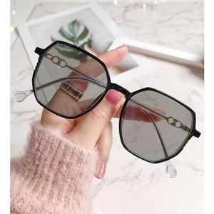 แว่นตาโฟโตโครมาติก น้ำหนักเบาพิเศษ สำหรับสายตาสั้น เลนส์ป้องกันแสงสีฟ้า สไตล์นักเรียน กรอบใหญ่ กระจกแบนเรียบ