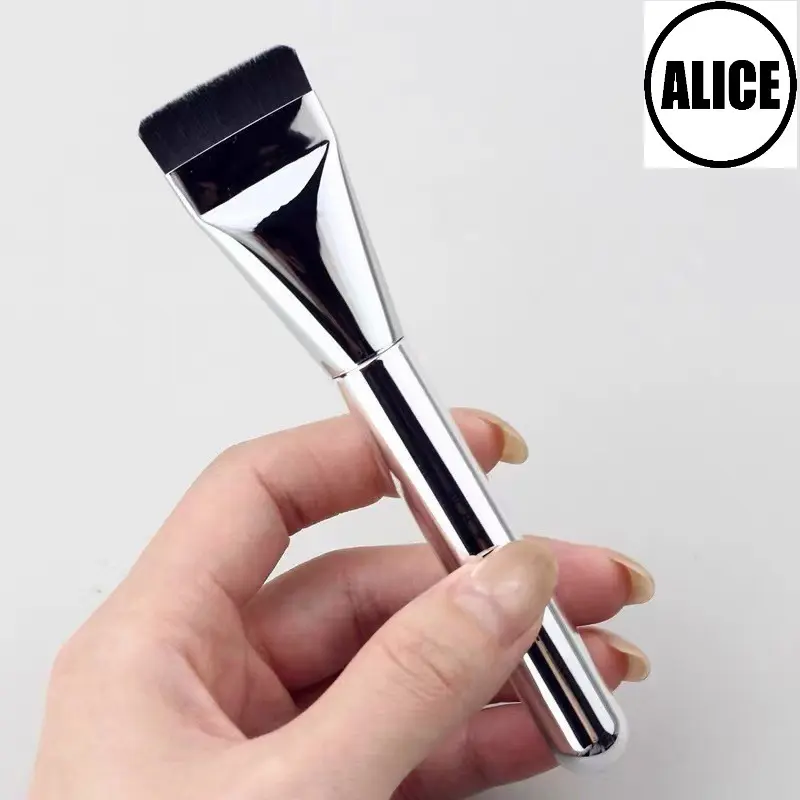 Cọ quét , dàn kem nền đầu dẹt (kèm vỏ bọc silicon), hỗ trợ dàn kem nền mỏng mịn tự nhiên, lông cọ mềm không đau da