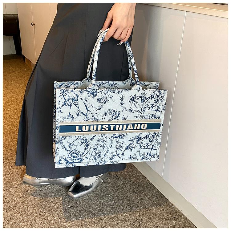 Product Introduction of Trendy Large Capacity Tote Bag for Women 2025 New Fashion Canvas Shoulder Handbag Tote Bag Niche Handbag Wholesale 10