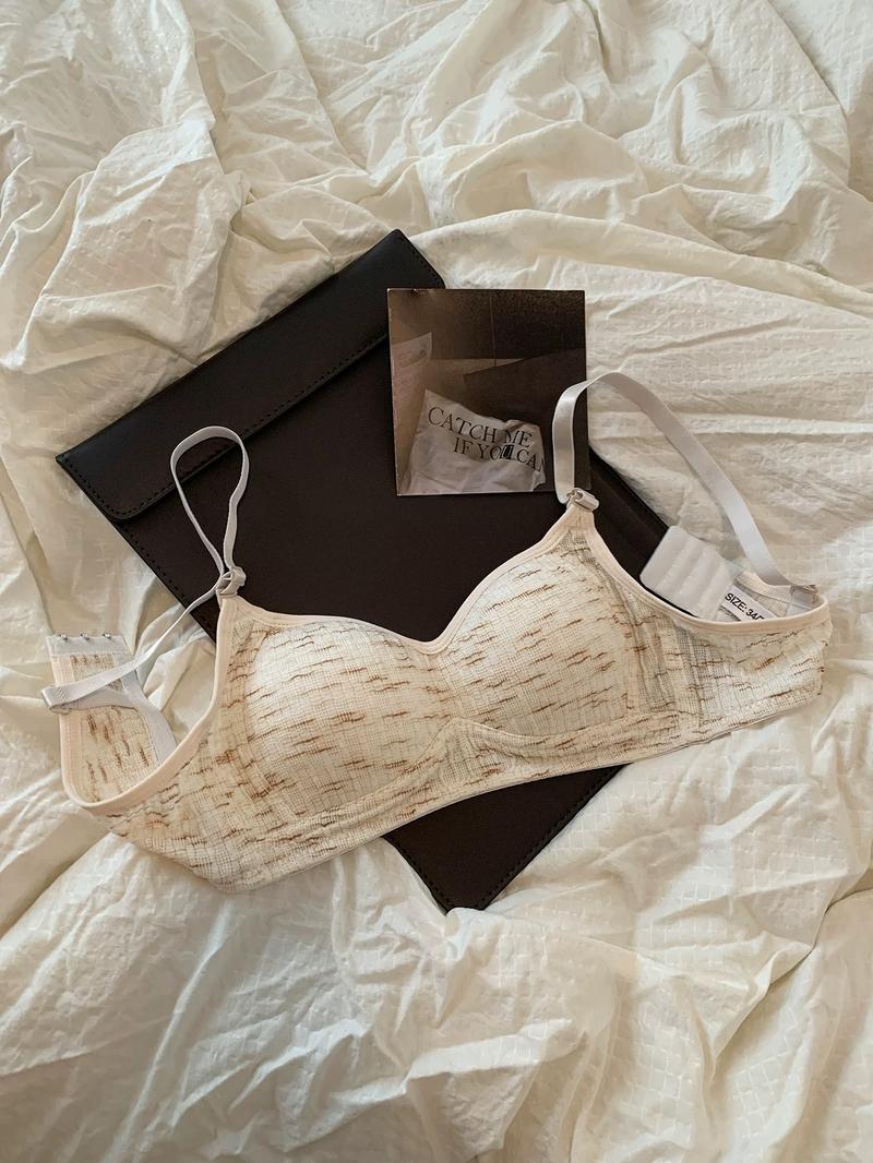 Product Introduction of Sweet girl textured underwear without steel rings and thin small breasts gathered together for junior and senior high school students' comfortable breathable bra 12
