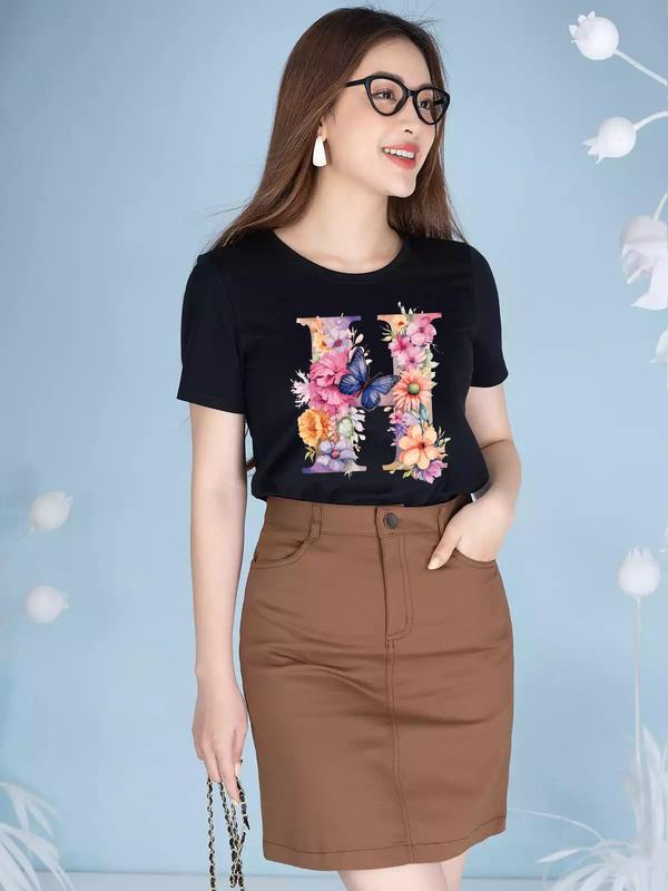 Áo thun tay ngắn cổ tròn, áo thun in hình chữ cái hoa lá sặt sở, phong cách sang trọng thanh lịch. 1