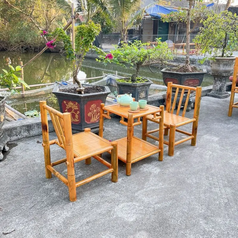 Bộ bàn trà 2 ghế bằng tre, thiết kế ghế dựa lưng, nhỏ gọn phù hợp không gian sân vườn , góc nhà hoặc hiên nhà. 1 bộ gồm bàn và 2 ghế 2