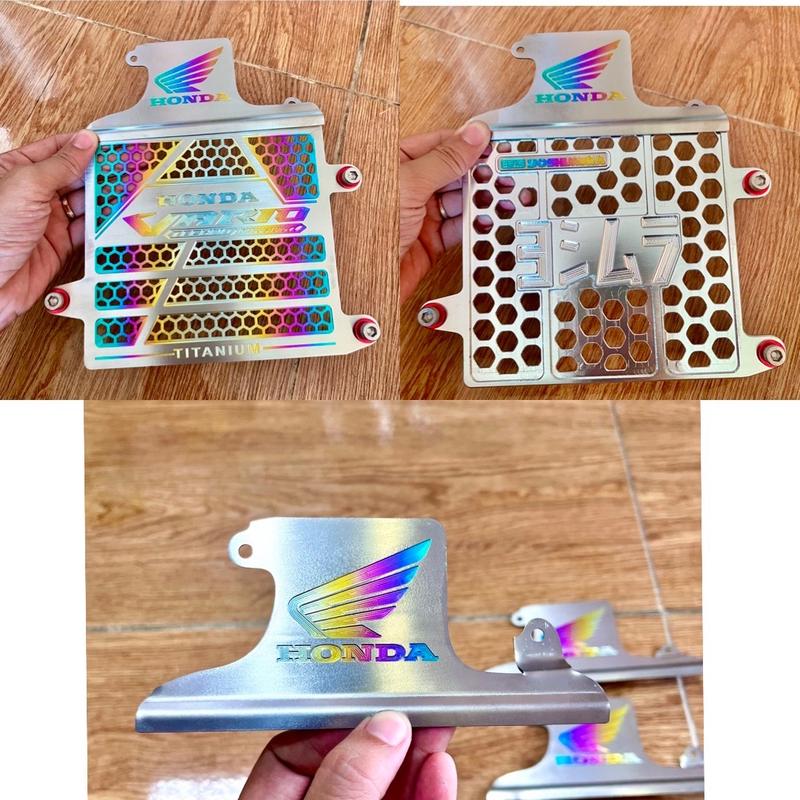 Nấp két gắn cho vario 125-150 đời 2017/2024,vario 125/2024.ariblade 2014/2020để trang trí cho đẹp két nước khi thay thế két nhôm cnc và titan. Phụ Kiện Phụ Tùng ( LƯU Ý : gắn không được cho xe két 2 chân) giá 1 nấp che két.