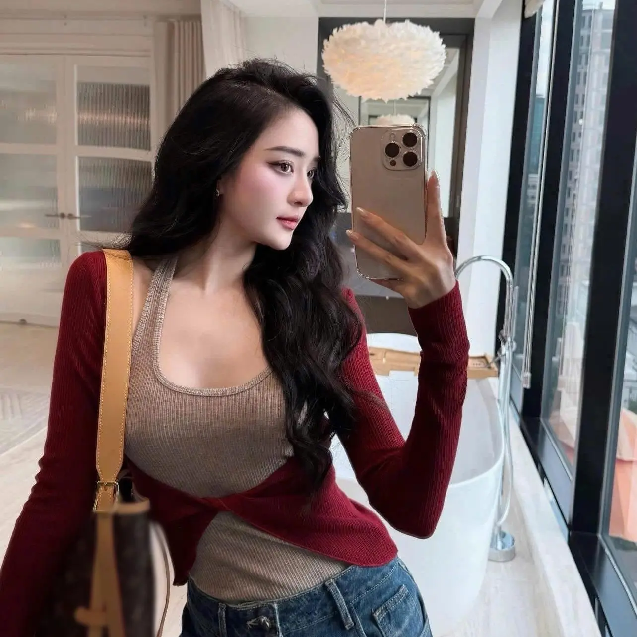 Set Áo Hai Món Áo Cổ Yếm Kèm Áo Xoắn Tay Dài Sang Chảnh
