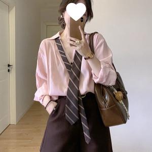 Kemeja dengan ikatan reben merah jambu yang bergaya dan tampak muda untuk wanita. Reka bentuk lengan bahu terbuka mempunyai potongan longgar dan serbaguna untuk perjalanan. Kemeja bergaya