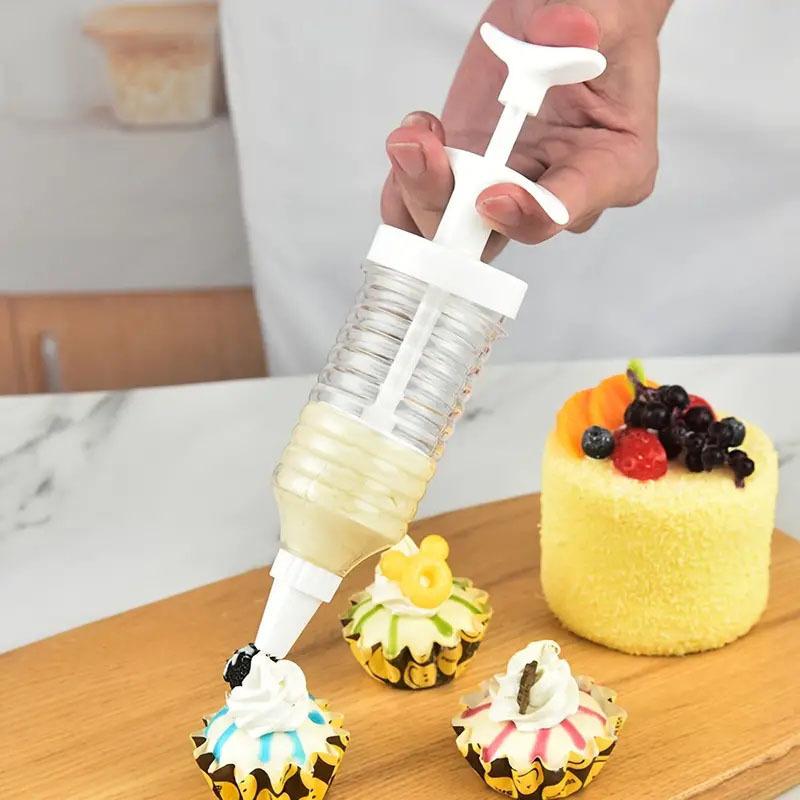 Product Introduction of New 8 Pipe Nozzles with Syringe Plastic Cream Baking Nozzle Dispenser Icing Pastry Cream Tips Pastry Tube Decoration Tool 2