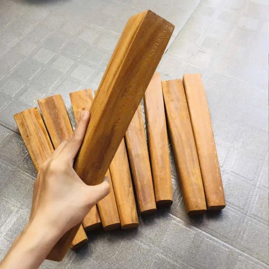 Cây dùi đục gỗ nghiến đã ngâm nước rất bền cứng