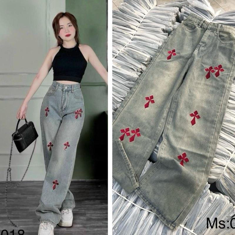 Quần Jean thêu chữ thập đỏ tông màu xanh nhạt bụi Mã Q450 Nữ Women Voi