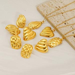 Anting-anting Keluli Titanium, Bertekstur Geometrik Dibelasah Premium, Anting-anting Kalung Emas Eropah dan Amerika 18K, Reka Bentuk Rasa