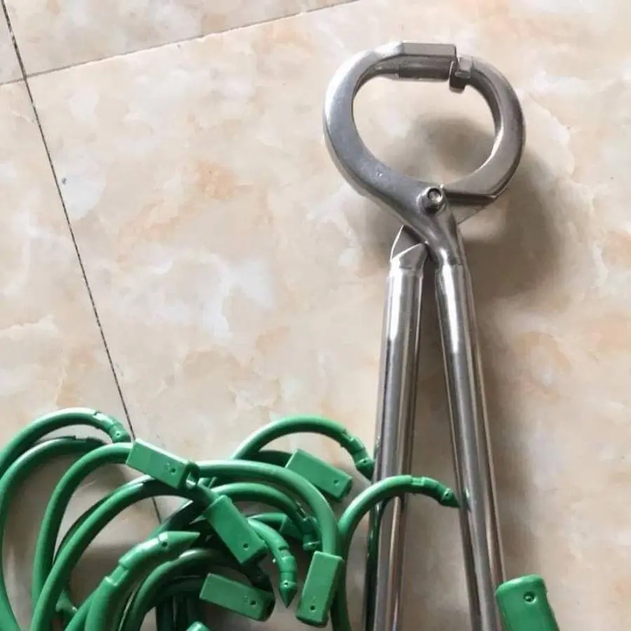 Bộ 1 Kìm và 15 Vòng Bấm Mũi Trâu Bò Tiện Lợi Trong Chăn Nuôi