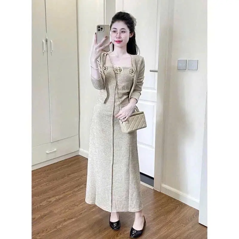 ĐẦM THUN TĂM LẠNH 2 DÂY DÁNG DÀI QUA GỐI ĐÍNH BÔNG KÈM KHOÁC TAY DÀI TÔN DÁNG