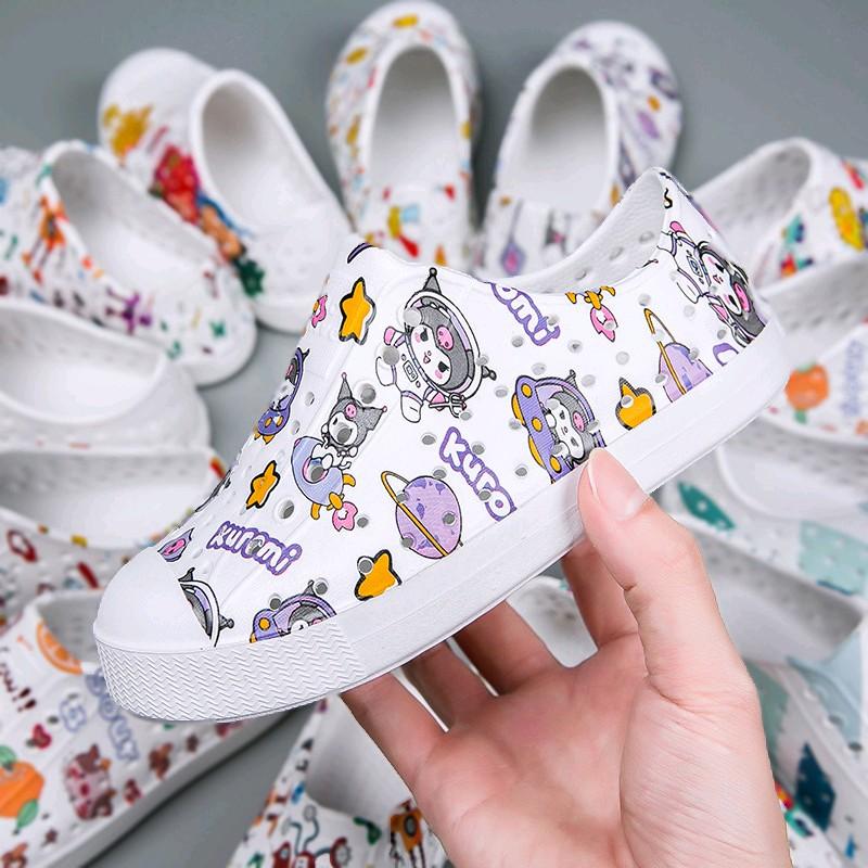 Giày nhựa NATIVE họa tiết Kuromi, giày đi mưa đi biển, siêu nhẹ có tặng ticker DéP Nam