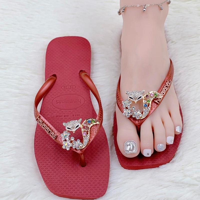 [SALE] HAVAIANAS - DÉP ĐẾ VUÔNG ĐỎ LOGO SẮT ĐÍNH CHARM ( THU HƯỜNG ) Nữ DéP Shoes GiàY Sandal Kim Tuyến Dép Tông dép cao su   QUAI CHỮ T Nhung Caro