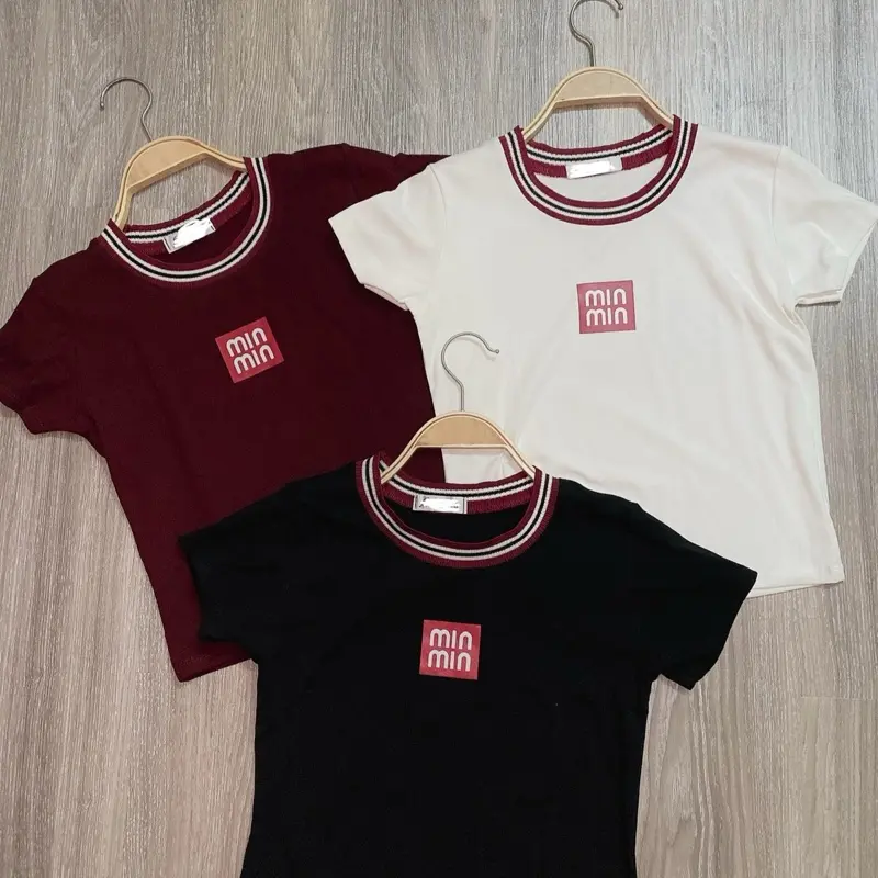 Áo Croptop viền cổ tròn pha màu, in hình minmin <53kg