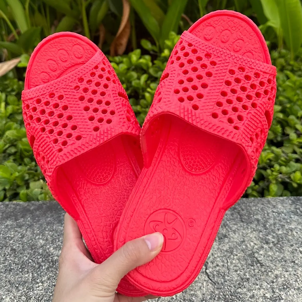 Dép tổ ong siêu nhẹ màu đỏ huyền thoại, dép form rộng nên khi mua lùi lại 1 size sẽ mang vừa chân