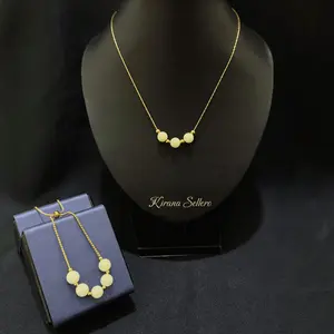 Gelang Serut Batu Giok Hijau Sebina dan Kalung 3 Giok Hijau Gold Titanium Elegan untuk Tampilan Berkelas Kirana Sellero