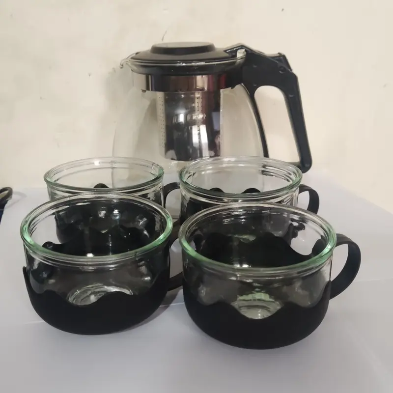 Bình lọc trà dung tích  700ml thủy tinh tặng kèm 4 cốc 7