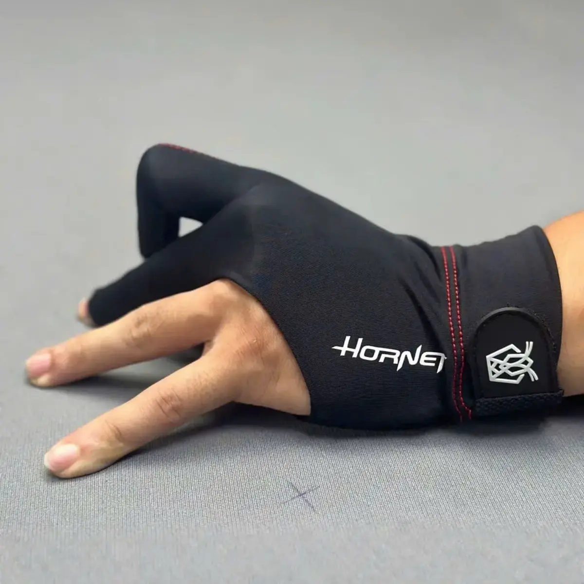 Găng tay bida Hornet tay trái(dành cho các cơ thử chơi bi a)