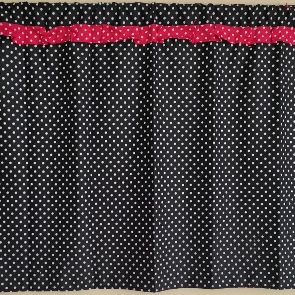 Polka hitam