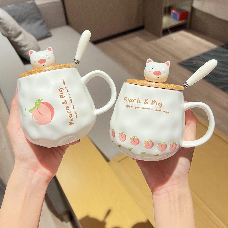Ly cốc sứ có nắp đậy hình đào Heo dễ thương 400ml, cốc uống nước có nắp đậy kèm thìa ZTB