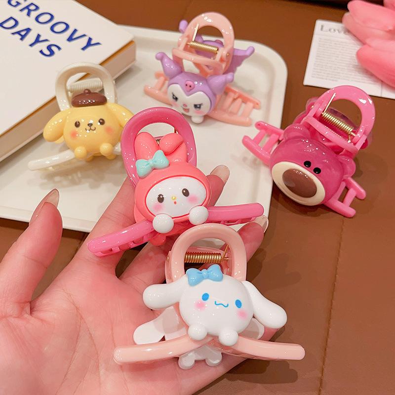 Kẹp Nắm Hình Gấu Dâu Tây SS24 Siêu Dễ Thương Và Dễ Thương Kẹp Cá Mập Kẹp Tóc Nửa Kẹp Mũ Cài Tóc Hoạt Hình Phụ Kiện Đội Đầu Hoạt Hình Kẹp Tóc Thích Hợp Cho Bé Gái Hàng Mới Về Women